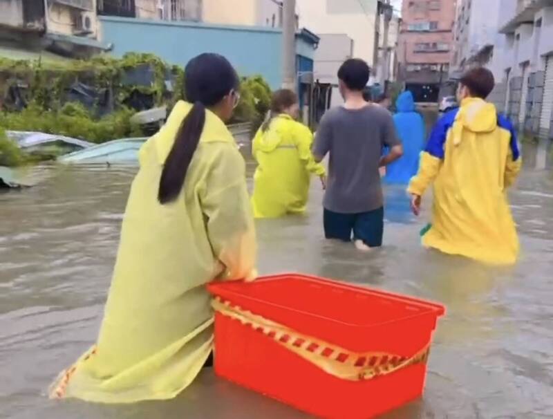 學生當志工朴子淹水救災 企業感動資助獎學金