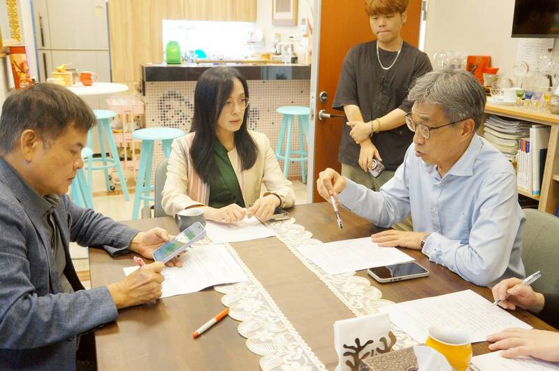 立委陳瑩（中），莊瑞雄（左）與農業部協調後，農業部今宣佈全縣全品項現金救助。（立委莊瑞雄服務團隊提供）