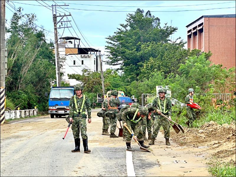 颱風快閃恆春留泥濘 國軍馳援