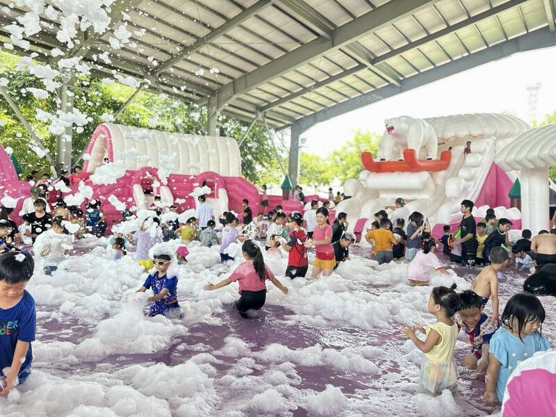 夏日嗨翻！ 彰化芬園數百親子開泡沫派對打水仗