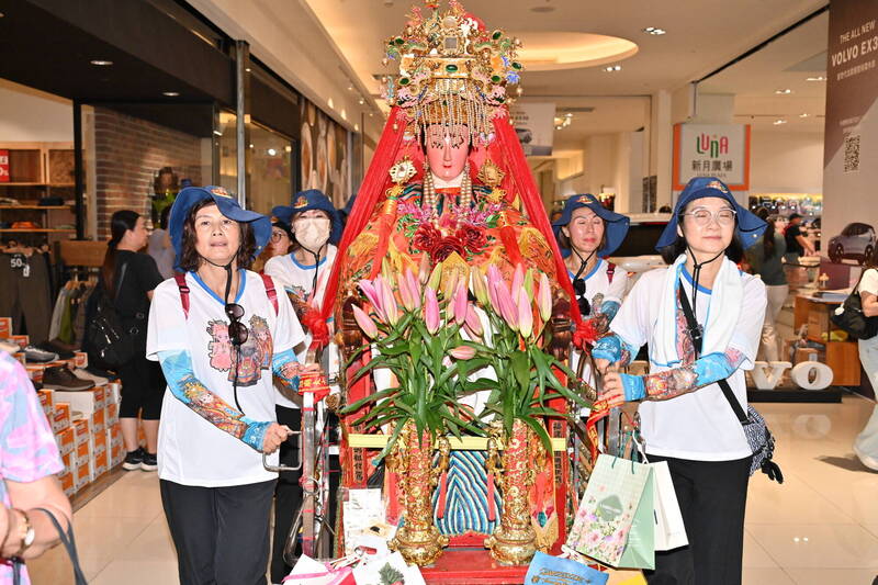 天后媽祖點妝、噴香水 快閃宜蘭新月廣場民眾搶拍
