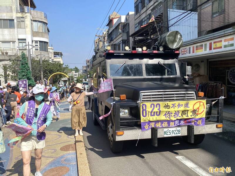 「小英號」鎮暴車領軍2025大罷免各罷團在大肚山遊行，呼籲823出來投票罷免顏寬恒。（記者黃旭磊攝）