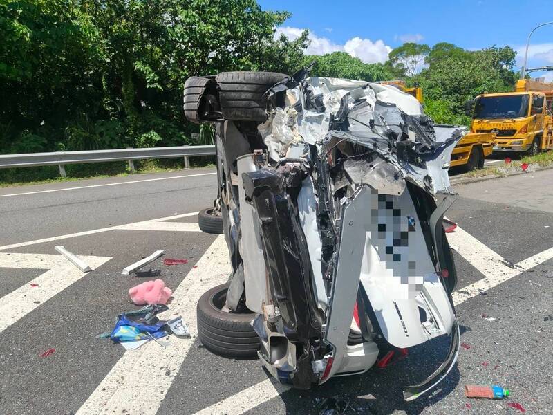 國道三號北市南港段下午發生遊覽車撞翻前方寶馬休旅車共5車連環車禍，造成7人受傷送醫。（記者吳仁捷翻攝）