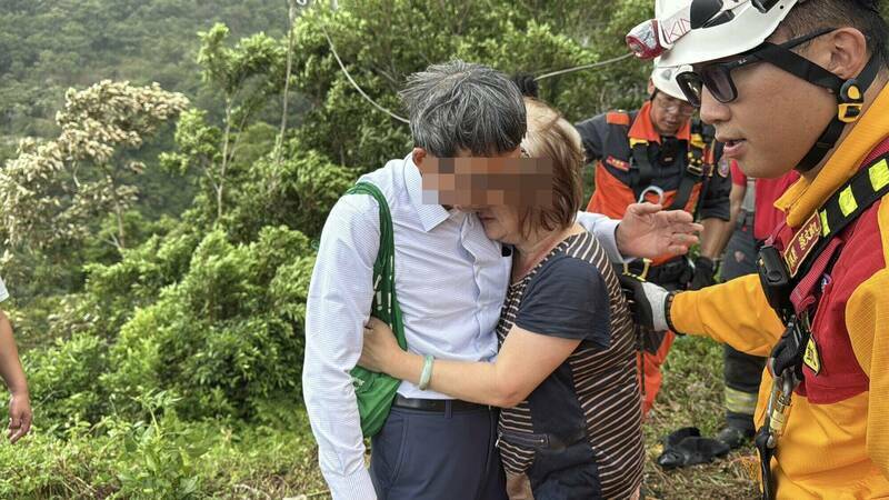 女屋主3天前駕車北宜墜谷獲救，見丈夫趕抵，瞬間癱軟在其懷裡。（民眾提供）