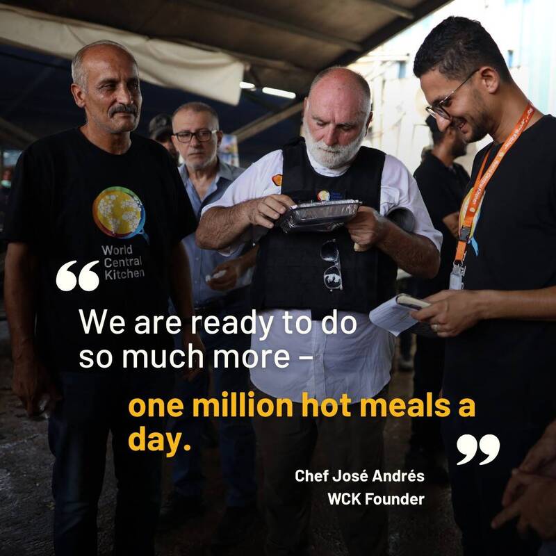 世界名廚安德瑞斯（右2）親赴加薩走廊，為他創辦的糧食救援組織「世界中央廚房」團隊打氣，每天要供應100萬份餐點。（擷取自World Central Kitchen臉書）