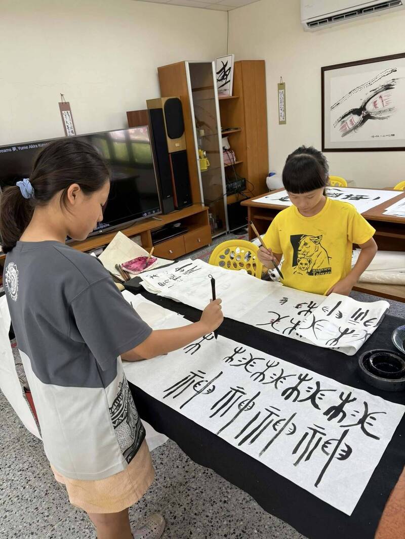 逛菜市場吃小吃 兒童書法創作營書寫在地故事