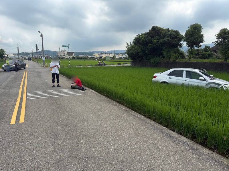 苗栗苑裡農田重劃區超車 男子撞前車還真的「犁田」