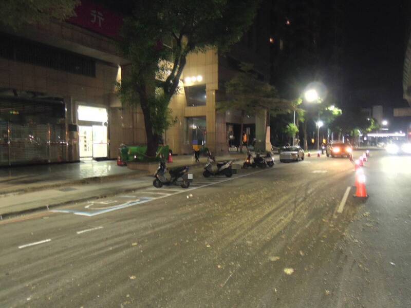 噴飛！台中文心路驚見「廚餘滑水道」 2騎士打滑慘摔