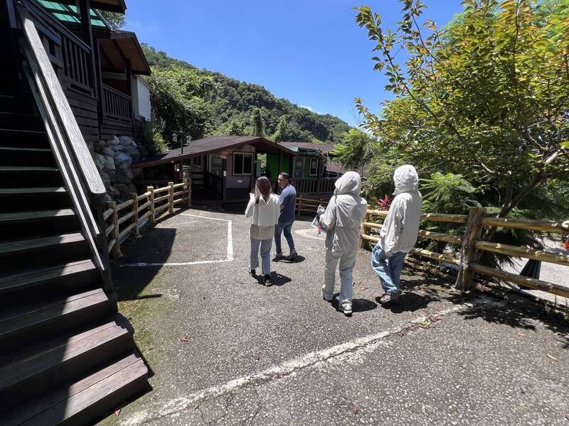 苗縣100家露營區第一階段未掛件，縣府首週稽查2家違規使用土地。圖為稽查畫面。（苗縣府提供）