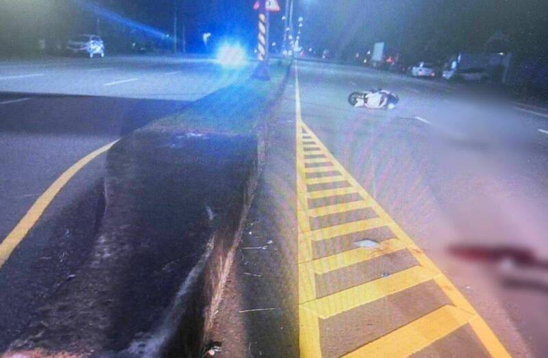 莊姓騎士昨天深夜騎車行經龍井區中華路1段，王姓男子開車從路邊起步撞上，莊男摔車送醫不治。（圖由民眾提供）