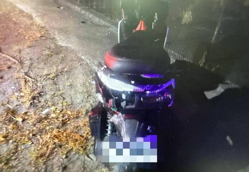 莊姓騎士昨天深夜騎車行經龍井區中華路1段，王姓男子開車從路邊起步撞上，莊男摔車送醫不治。（圖由民眾提供）