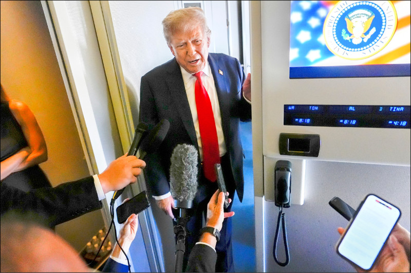 美國總統川普十五日在前往阿拉斯加州與俄羅斯總統普廷舉行雙普會途中，於總統專機空中一號上對隨行媒體發言。（美聯社）