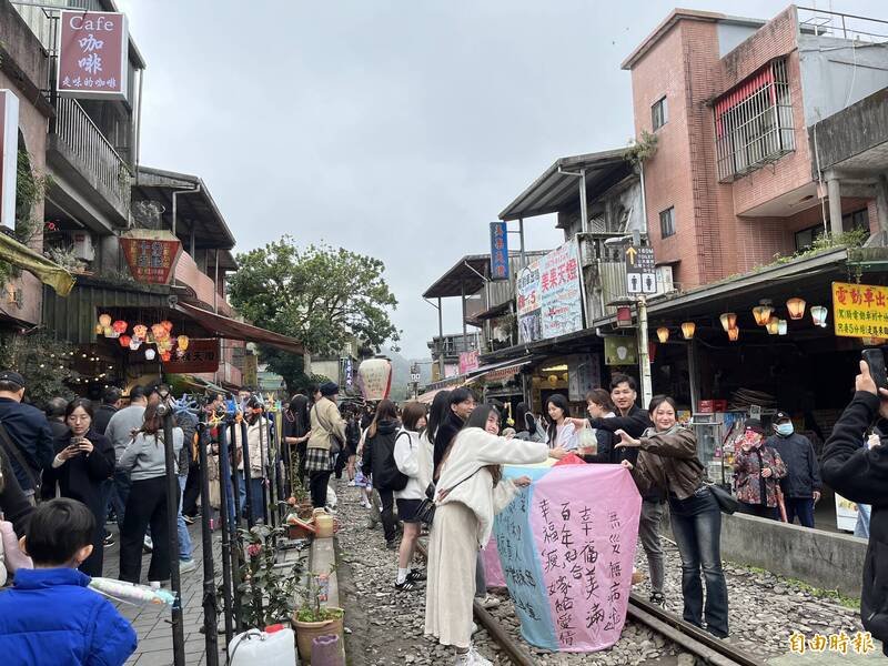網紅十分鐵道放天燈挨罰 新北：限於許可區域施放