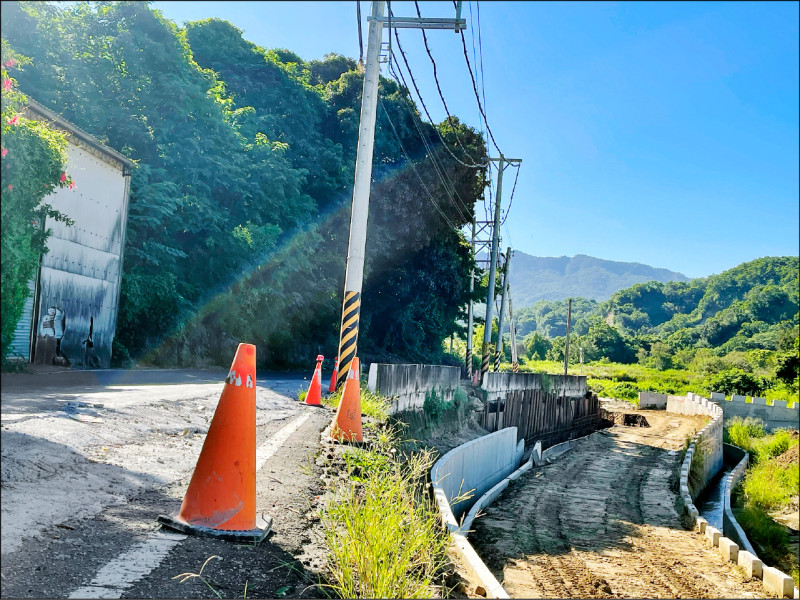 苑裡重劃道路未設護欄 人車易掉落