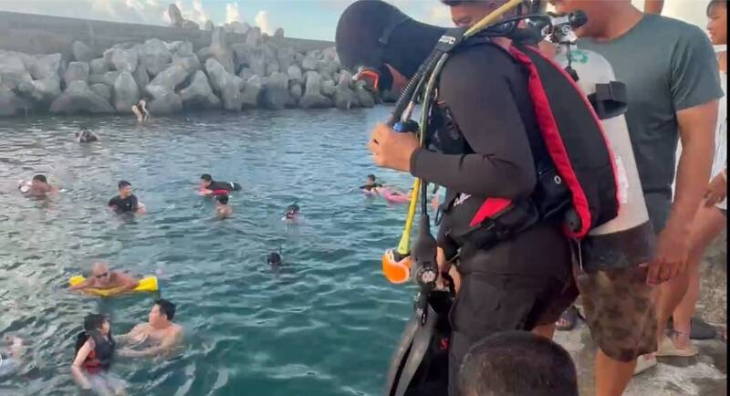香港遊客綠島騎機車落海 海巡救援上岸