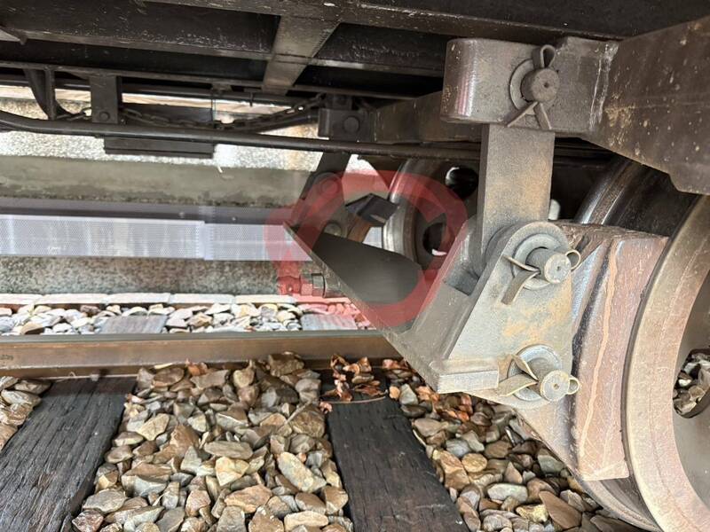 煞車軔塊翻面,阿里山林鐵及文資處已辦理採購,將更換改善。(讀者提供) 煞車軔塊翻面,阿里山林鐵及文資處已辦理採購,將更換改善。(讀者提供)