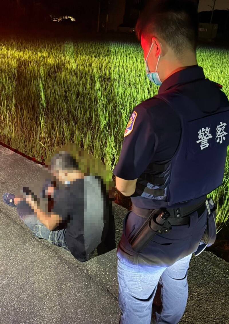 台中男訪友聚餐散步回家 走到一半就醉倒田邊