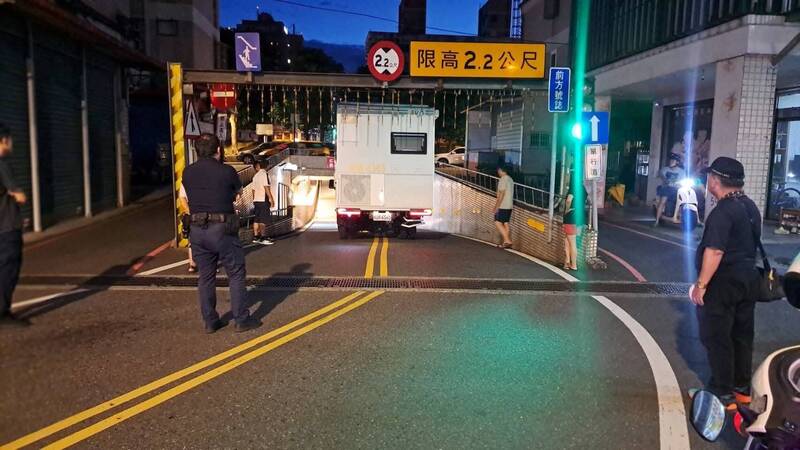 露營車誤闖限高2.2米羅東南昌東街地下道受困 折騰2小時才脫困