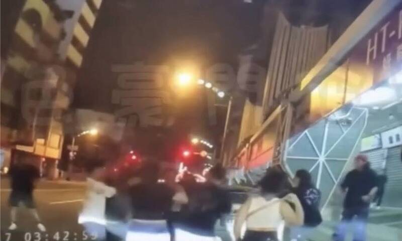 台中深夜大亂鬥！「小東南亞」10多人當街扭打 警棍一亮鳥獸散