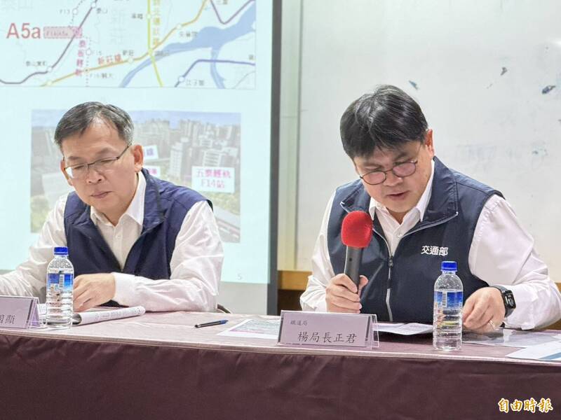 鐵道局長楊正君(右)表示,整體路網規劃已於8月13日簽報交通部,原則同意備查。(記者羅國嘉攝) 鐵道局長楊正君(右)表示,整體路網規劃已於8月13日簽報交通部,原則同意備查。(記者羅國嘉攝)