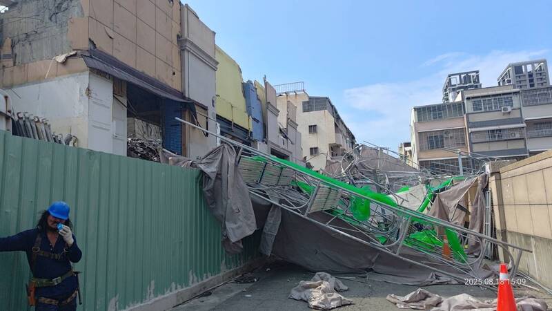 高雄拆除工程鷹架倒塌壓損2車 開罰9萬、勒令停工