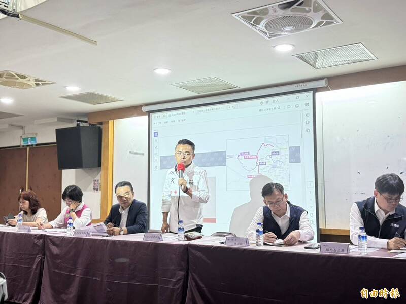 新北市立委洪孟楷認為,應要求桃園市府先做計畫,評估系統使用年限何時更換;蘇巧慧則說,有需求的是新北市民,應由新北市府提出跟桃園談。(記者羅國嘉攝) 新北市立委洪孟楷認為,應要求桃園市府先做計畫,評估系統使用年限何時更換;蘇巧慧則說,有需求的是新北市民,應由新北市府提出跟桃園談。(記者羅國嘉攝)