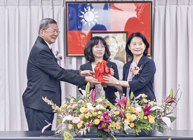 高雄國際航空站 首迎女性主任王郁珍上任