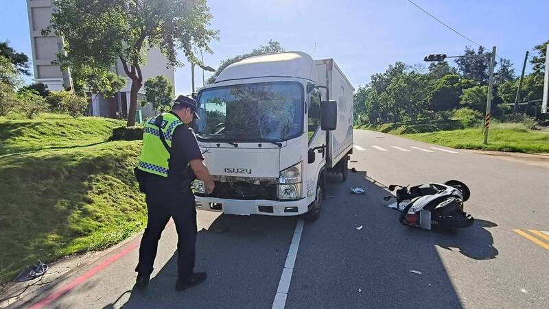 金門一輛貨車與機車發生碰撞，警方到場進行事故現場勘查。（讀者提供）