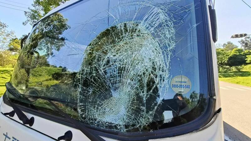 金門一輛貨車與機車發生碰撞，貨車前擋風玻璃嚴重龜裂。（讀者提供）