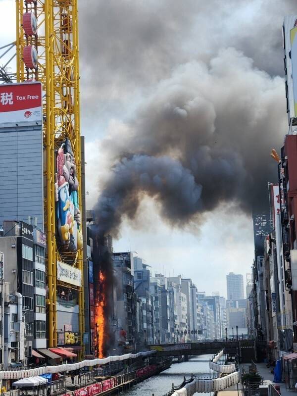鄰近唐吉訶德、一蘭拉麵  日本大阪道頓堀大樓失火冒濃煙！