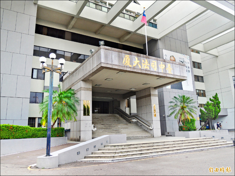 國民黨台中市黨部多位黨工涉偽造連署，台中地院今首度開庭，伍康龍、陳劍鋒等34人皆當庭認罪。（記者陳建志攝）