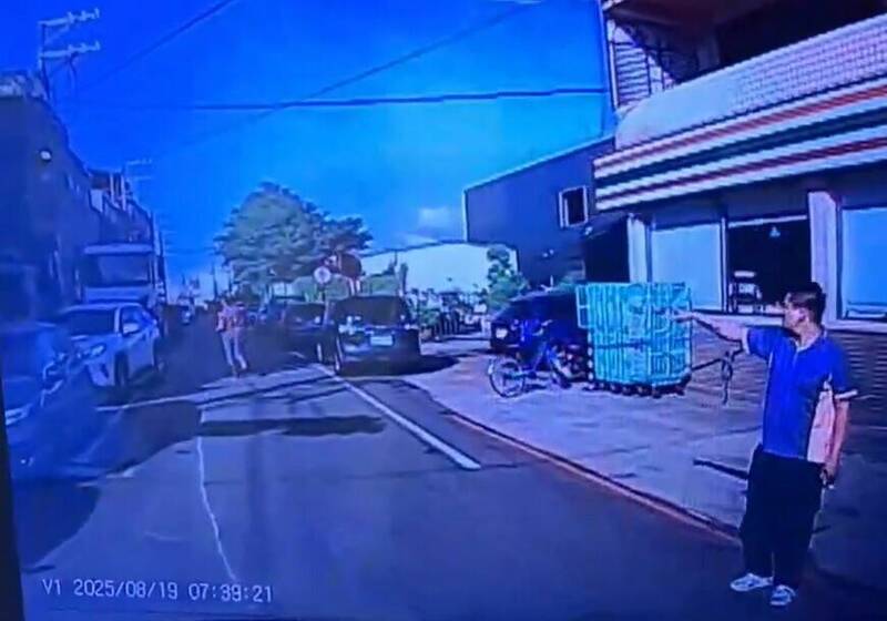 桃園市大園區濱海路三段發生聯結車輾死老婦意外，圖為救護車獲報到場救護畫面。（記者余瑞仁翻攝）