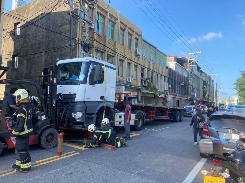 消防人員抵車禍現場搶救。（記者余瑞仁翻攝）