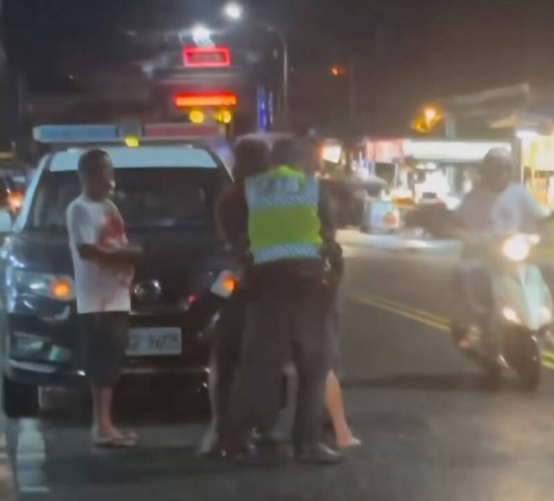 警方抵達現場控制兇嫌再度行兇。（屏東警分局提供）