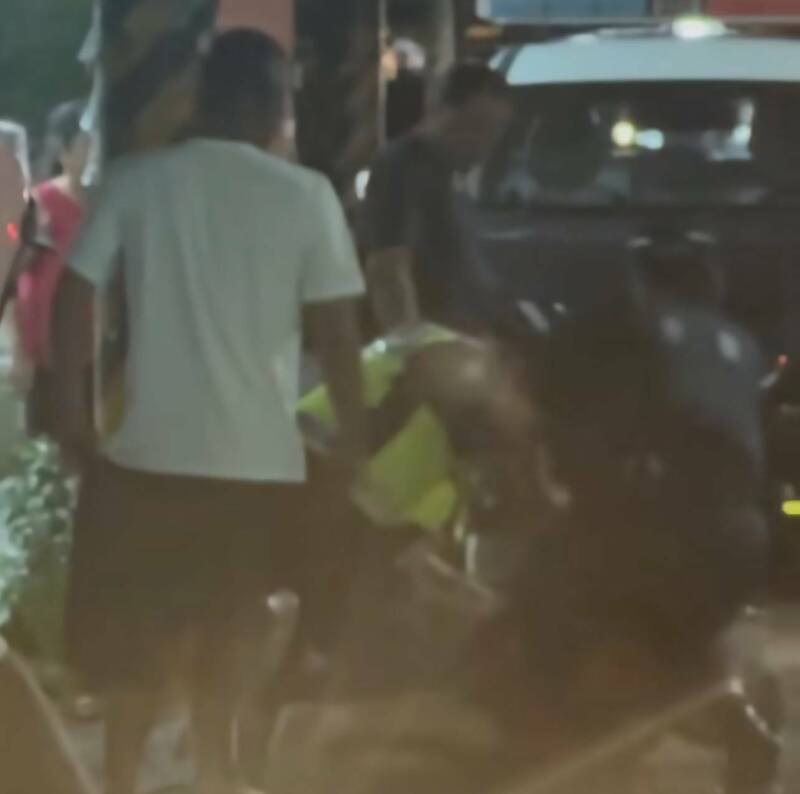 警方壓制砍人的吳嫌。（屏東警分局提供）