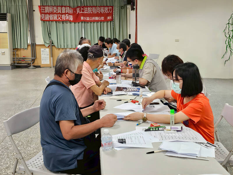 市府增派人力至各區公所協助民眾申請各項慰助及災害補助。（台南市府提供）