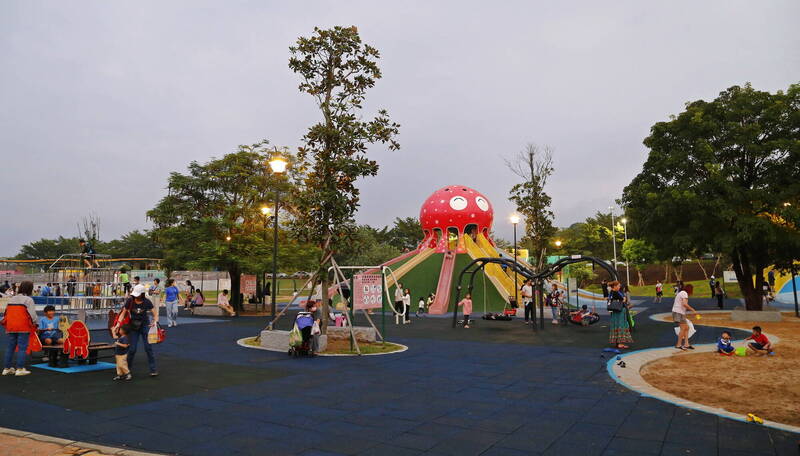苗栗市貓裏喵親子公園啟用後，吸引大批親子前往遊憩。（圖由苗栗市公所提供）