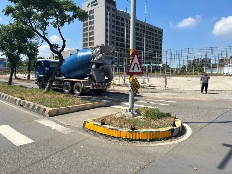 桃園市大園區上午發生混凝土預拌車撞死自行車騎士。（記者余瑞仁翻攝）