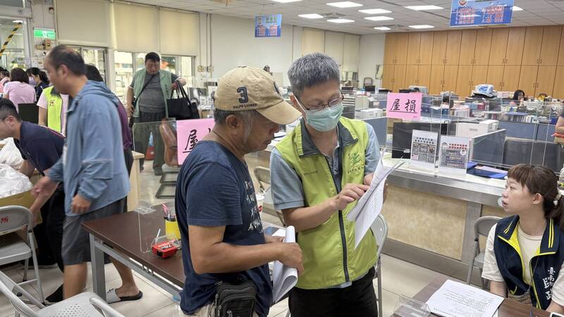 忙翻了!台南風災補助申請案逾3.6萬件  公務員加班費全數核發