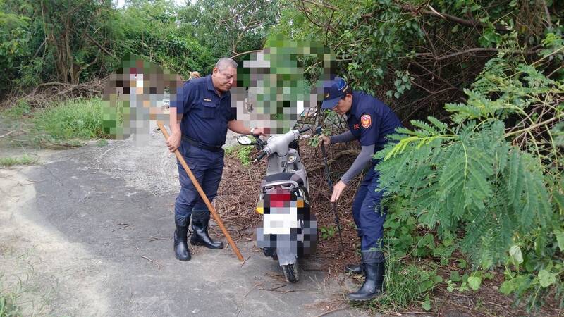 警方尋獲葉男機車，卻不見人影。（民眾提供）