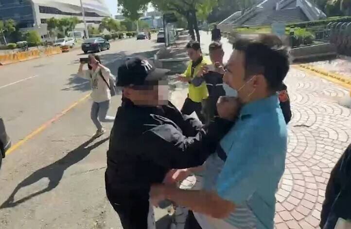 法院外揍5億高中生同性配偶夏朝源、罵「畜生」 美髮師判刑