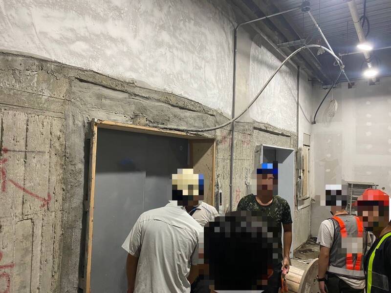 2名工人受困電梯，驚魂40分鐘脫困。（民眾提供）