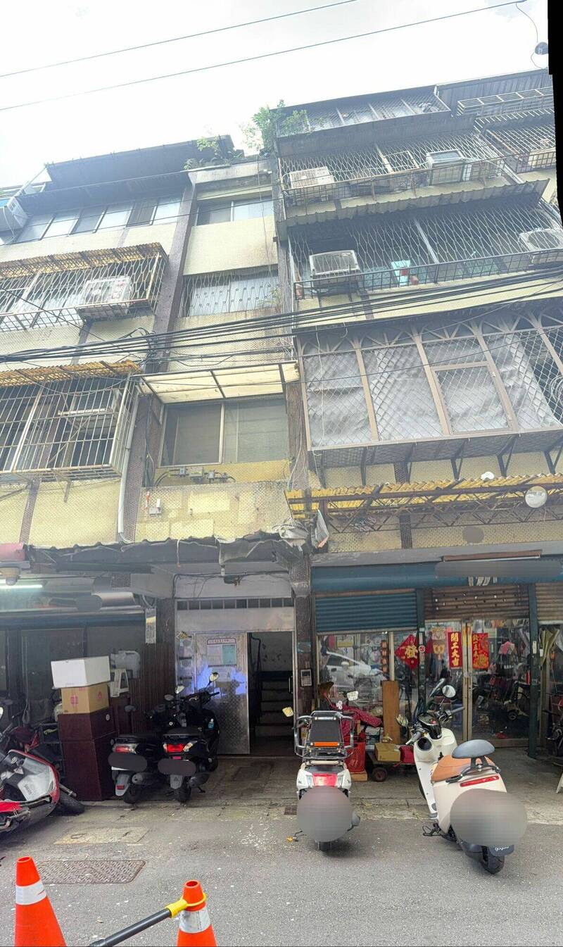 吳男今早在自家頂樓刷油漆時，疑似踩破屋簷失足，從5樓墜落至1樓身亡。（記者陸運鋒翻攝）