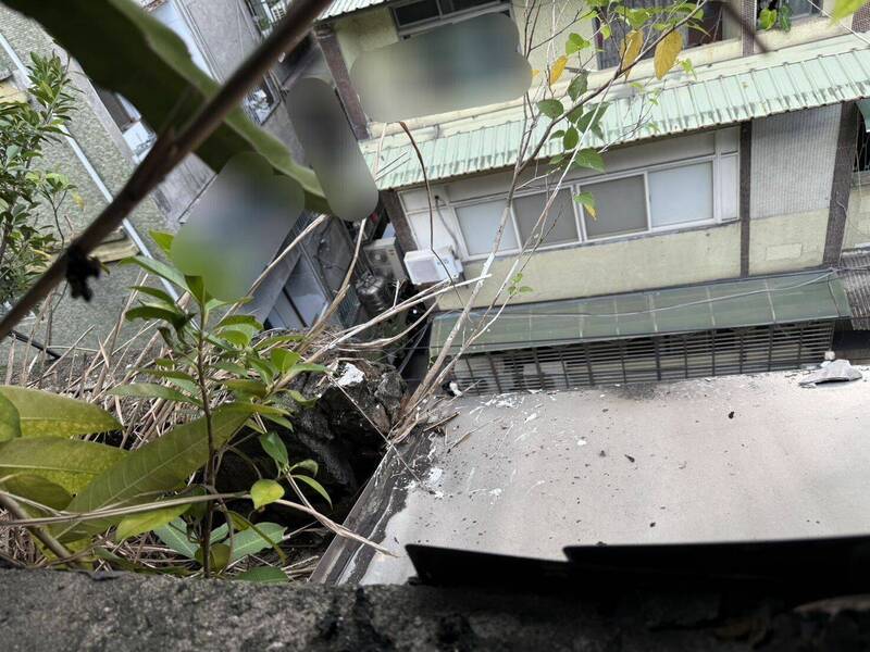 警方勘驗時，發現5樓屋簷有被踩破的痕跡，研判吳男失足墜樓身亡。（記者陸運鋒翻攝）