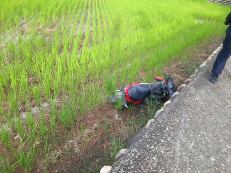2輛機車產業道路對撞，女騎士連人帶車摔落田裡傷勢嚴重。（民眾提供）