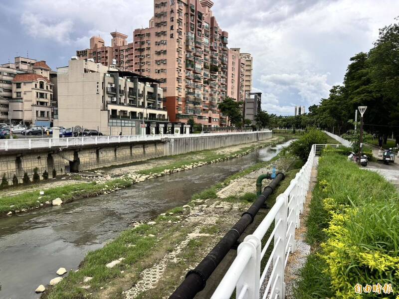 高雄斥資3300萬從「忘憂森林」大東公園打造人行景觀鋼拱橋橫跨鳳山溪,預計明年9月底完工。(記者陳文嬋攝) 高雄斥資3300萬從「忘憂森林」大東公園打造人行景觀鋼拱橋橫跨鳳山溪,預計明年9月底完工。(記者陳文嬋攝)