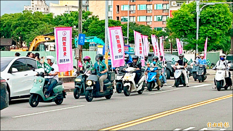 民進黨新竹縣黨部昨偕罷團出動「公民機車隊」深入巷弄催票。（記者黃美珠攝）