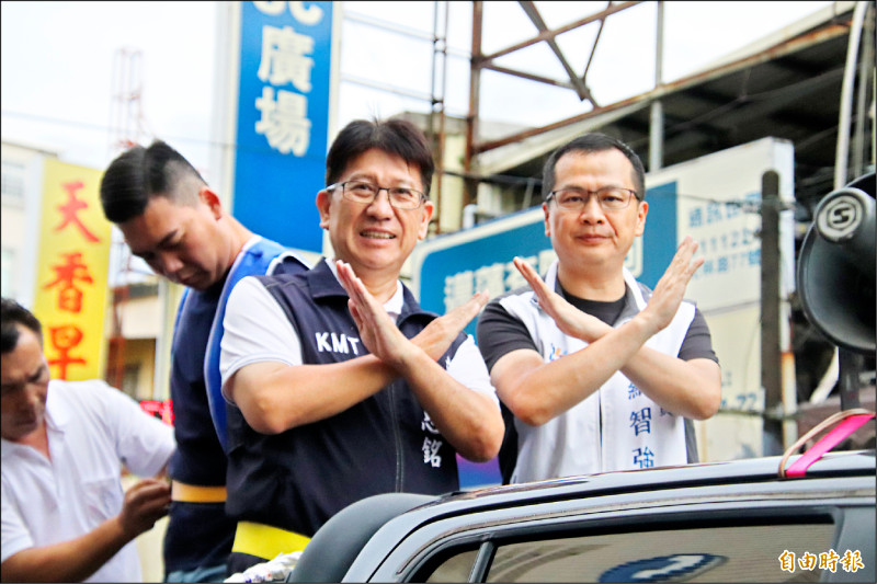 國民黨立委林思銘（左）昨在同黨立委羅智強（右）陪同下車掃，與罷團互別苗頭。（記者黃美珠攝）