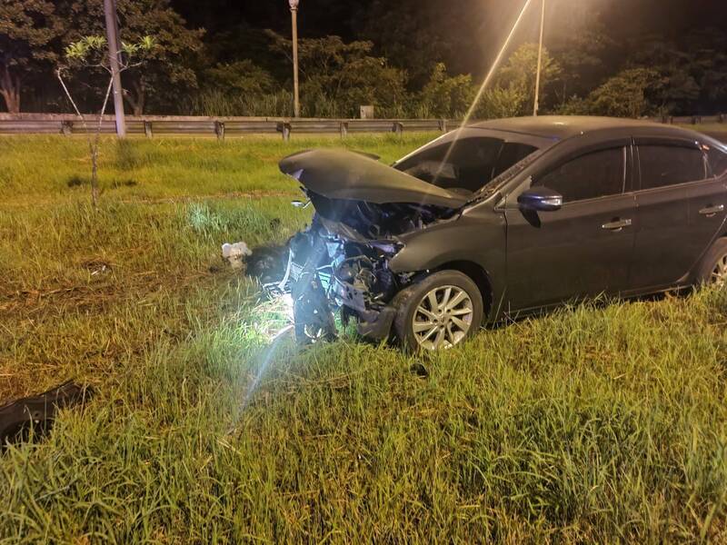 張男駕車衝破快速道路護欄，車頭全毀凹陷。（記者吳昇儒翻攝）