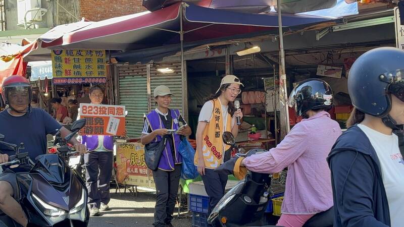 南投罷免游顥進入倒數，「去游除垢」罷團到竹山掃街，要讓「同意罷免」的聲音傳到各個角落。（「去游除垢」罷團提供）